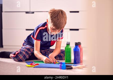 „Junge Im Schlafzimmer“-Karte Zur Feier Des Geburtstags Oder Muttertags Stockfoto