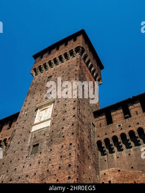 Mailand, Lombardei, Italien, Europa. Das Castello Sforzesco, das im 15th. Jahrhundert von Herzog Francesco Sforza erbaut wurde, befindet sich im Zentrum der Stadt. Der Burghof. Der Turm von Bona (Torre di Bona), erbaut 1477. Stockfoto