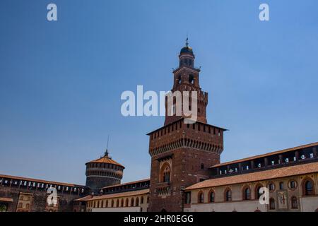 Mailand, Lombardei, Italien, Europa. Das Castello Sforzesco, das im 15th. Jahrhundert von Herzog Francesco Sforza erbaut wurde, befindet sich im Zentrum der Stadt. Das Filarete-Tor (Porta del Filarete) oder der Turm Umberto I, der Haupteingang des Schlosses, vom Inneren des Schlosses aus gesehen. Stockfoto