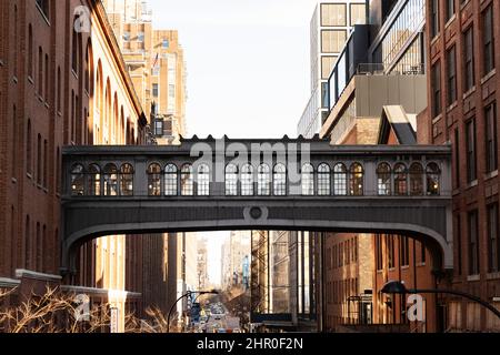 Die West 15th Street Chelsea Market Skybridge im Meatpacking District in New York City, USA. Die Brücke verband einst die Fabrikgebäude von Nabisco. Stockfoto
