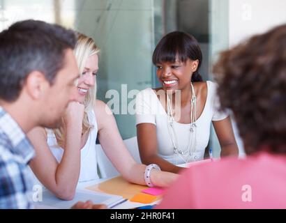 Brainstorming-Sitzung in einer Agentur. Ein kreatives Team, das gemeinsam im Sitzungssaal Brainstorming. Stockfoto