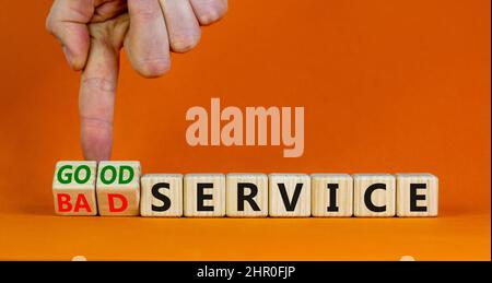 Symbol für guten oder schlechten Service. Geschäftsmann dreht Würfel und ändert Worte schlechten Service in guten Service. Schöne orange Tisch orange Hintergrund. Unternehmen Stockfoto