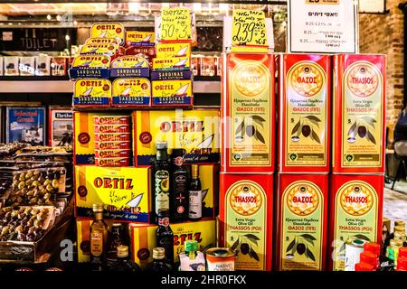 Tel Aviv, Israel - 23. Februar 2022 der Sarona-Markt ist der größte Markt für Hallennahrungsmittel in Israel. Dort finden Sie etwa neunzig Geschäfte, Kiosk, Lebensmittelgeschäft Stockfoto