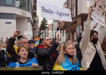 Madrid, Spanien. 24th. Februar 2022. Proteste vor der russischen Botschaft in Madrid wegen des Krieges gegen die Ukraine, Madrid, 24. Februar 2022 Quelle: CORDON PRESS/Alamy Live News Stockfoto