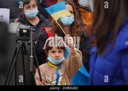 Madrid, Spanien. 24th. Februar 2022. Proteste vor der russischen Botschaft in Madrid wegen des Krieges gegen die Ukraine, Madrid, 24. Februar 2022 Quelle: CORDON PRESS/Alamy Live News Stockfoto