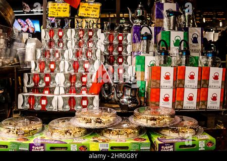 Tel Aviv, Israel - 23. Februar 2022 der Sarona-Markt ist der größte Markt für Hallennahrungsmittel in Israel. Dort finden Sie etwa neunzig Geschäfte, Kiosk, Lebensmittelgeschäft Stockfoto