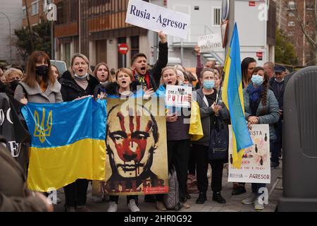 Madrid, Spanien. 24th. Februar 2022. Proteste vor der russischen Botschaft in Madrid wegen des Krieges gegen die Ukraine, Madrid, 24. Februar 2022 Quelle: CORDON PRESS/Alamy Live News Stockfoto