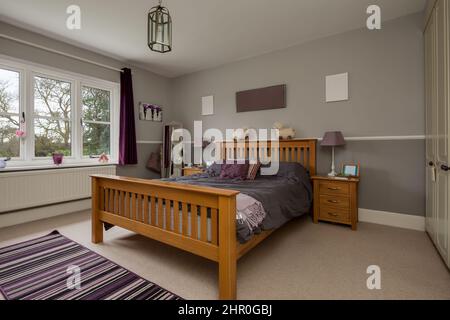 Cavendish, Suffolk - Jan 19 2019: Typisch modernes Schlafzimmer mit Holzlattenbett und Sidetables mit Lampen Stockfoto