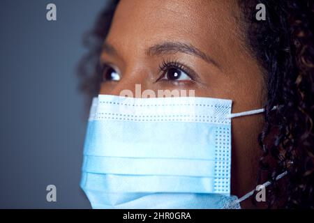 Nahaufnahme Studio Portrait einer Ärztin in PSA mit Gesichtsmaske Stockfoto