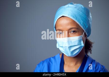 Studio-Porträt Einer Chirurgen Trägt Scrubs Und Gesichtsmaske Stockfoto