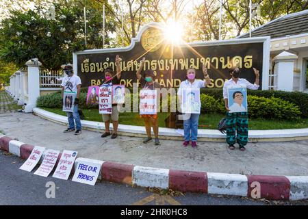 Bangkok, Thailand. 24th. Februar 2022. Prodemokratische Demonstranten sahen, wie sie drei Finger salutierten, während sie Plakate im Untersuchungsgefängnis von Bangkok hielten. Der Strafgerichtshof hat beschlossen, Parit Chiwarak, einen pro-demokratischen Aktivisten, nach mehr als 6 Monaten Haft unter Majestät-Anklage, vorläufig freizulassen. Kredit: SOPA Images Limited/Alamy Live Nachrichten Stockfoto