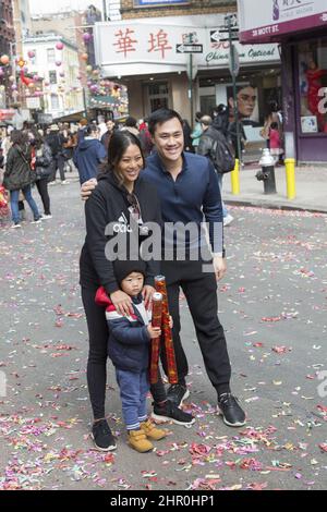 Chinesische Familie, die während der Feierlichkeiten zum chinesischen Neujahr in Chinatown, New York City, eine Fotogelegenheit auf der Mott Street macht. Stockfoto