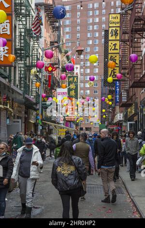 Menschenmassen auf und um die Mott Street begrüßen das Jahr des Löwen 2022 während der chinesischen Neujahrsfeiern in Chinatown, NYC. Stockfoto