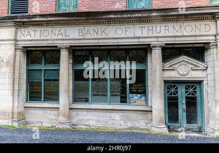 Eines der verlassenen Bankgebäude in der Innenstadt von Thurmond neben den Railroad Tracks, New River Gorge National Park, West Virginia, USA Stockfoto