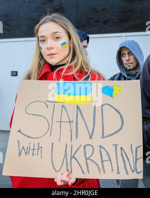 London, Großbritannien. 24th. Februar 2022. Mehrere hundert Menschen versammeln sich und protestieren heute Abend gegenüber der Downing Street in London gegen die russische Aggression in der Ukraine. Kredit: Imageplotter/Alamy Live Nachrichten Stockfoto