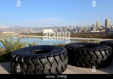 Ein Blick auf den Hafen mit den ikonischen verwüsteten Getreidesilos, Beirut, 23. Februar 2022. Die fast 50 Meter hohen Silos waren mit einer Kapazität von rund 100,000 Tonnen Getreide die größten des Landes. Sie schützten ganze Nachbarschaften vor der Explosion. Während die libanesische Regierung bis Ende des Monats Angebote für Unternehmen zum Abriss der Silos eröffnen wird, kämpfen Familien der Opfer von Sprengsätzen gegen ihren Abriss. In den sozialen Medien beschuldigen sie die Regierung, „die Zeugen getötet zu haben“, während die Verantwortlichen auf freiem Fuß sind. Den Familien der Opfer zufolge versucht die Regierung, „sie zu waschen Stockfoto