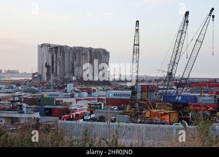 Ein Blick auf den Hafen mit den ikonischen verwüsteten Getreidesilos, Beirut, 23. Februar 2022. Die fast 50 Meter hohen Silos waren mit einer Kapazität von rund 100,000 Tonnen Getreide die größten des Landes. Sie schützten ganze Nachbarschaften vor der Explosion. Während die libanesische Regierung bis Ende des Monats Angebote für Unternehmen zum Abriss der Silos eröffnen wird, kämpfen Familien der Opfer von Sprengsätzen gegen ihren Abriss. In den sozialen Medien beschuldigen sie die Regierung, „die Zeugen getötet zu haben“, während die Verantwortlichen auf freiem Fuß sind. Den Familien der Opfer zufolge versucht die Regierung, „sie zu waschen Stockfoto