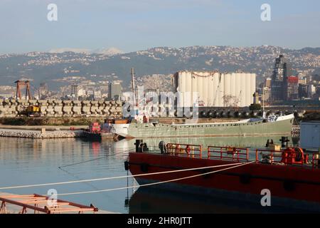 Ein Blick auf den Hafen mit den ikonischen verwüsteten Getreidesilos, Beirut, 23. Februar 2022. Die fast 50 Meter hohen Silos waren mit einer Kapazität von rund 100,000 Tonnen Getreide die größten des Landes. Sie schützten ganze Nachbarschaften vor der Explosion. Während die libanesische Regierung bis Ende des Monats Angebote für Unternehmen zum Abriss der Silos eröffnen wird, kämpfen Familien der Opfer von Sprengsätzen gegen ihren Abriss. In den sozialen Medien beschuldigen sie die Regierung, „die Zeugen getötet zu haben“, während die Verantwortlichen auf freiem Fuß sind. Den Familien der Opfer zufolge versucht die Regierung, „sie zu waschen Stockfoto