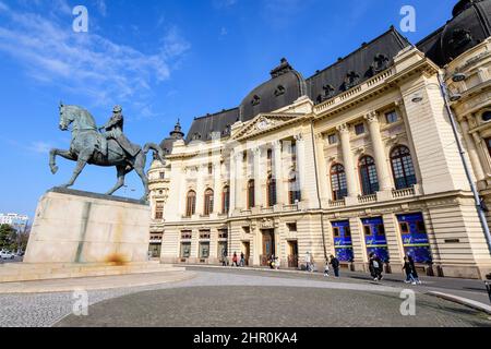 Bukarest, Rumänien - 6. November 2021: Zentrale Universitätsbibliothek mit Reiterdenkmal an König Carol I. davor auf dem Revolutiei-Platz (Pia Stockfoto