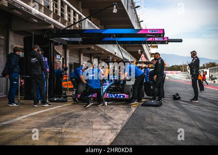 Barcelona, Spanien. 24. Februar 2022: ESTEBAN OCON (FRA) vom Team Alpine in seinem A522. Lauf während eines Boxenstopps am zweiten Tag des Formel-1-Wintertests auf dem Circuit de Catalunya Stockfoto