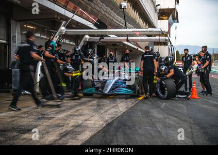 Barcelona, Spanien. 24. Februar 2022: GEORGE RUSSEL (GBR) vom Team Mercedes in seinem W13 während eines Boxenstopps am zweiten Tag des Formel-1-Wintertests auf dem Circuit de Catalunya Stockfoto