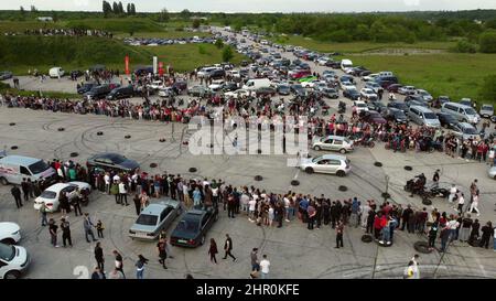 Ziehen Sie das Recing. Automobilwettbewerb. Viele Menschen Autos. Draufsicht. Stockfoto