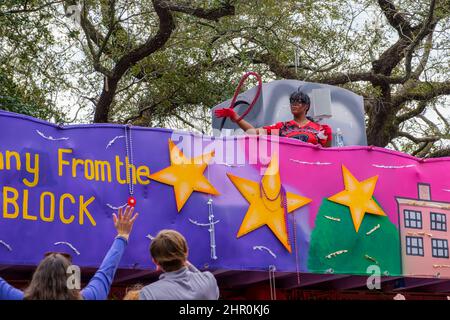 NEW ORLEANS, LA, USA - 20. FEBRUAR 2022: Floatfahrer dreht Perlen auf dem Floß in Femme Fatale Parade auf der St. Charles Avenue Stockfoto