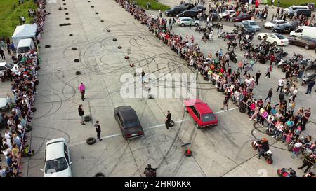 Ziehen Sie das Recing. Automobilwettbewerb. Viele Menschen Autos. Draufsicht. Stockfoto