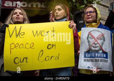 24. Februar 2022: Istanbul, Türkei: Ukrainische Bürger aus Istanbul protestierten gegen Russlands Intervention in der Ukraine. Die Demonstranten, die Banner und ukrainische Flaggen hielten, versammelten sich in der Istiklal-Straße und skandierten vor dem russischen Generalkonsulat in Istanbul Parolen gegen Russland und Putin. (Bild: © Tolga Ildun/ZUMA Press Wire) Stockfoto