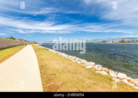 Stadtmauern entlang der Meeresbucht, Nin Stadt in der Zadar Gespanschaft Kroatien, Europa. Stockfoto