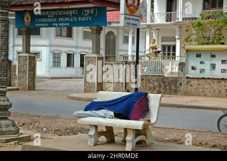 Schlechter Schlaf auf einer Bank, kambodschanische Volkspartei, Pokambore Ave, Siem Reap, Königreich Kambodscha, Südostasien Stockfoto