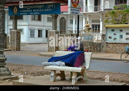 Schlechter Schlaf auf einer Bank, kambodschanische Volkspartei, Pokambore Ave, Siem Reap, Königreich Kambodscha, Südostasien Stockfoto