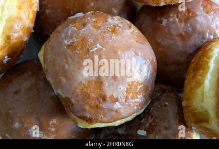 Traditionelle polnische Donuts mit Marmelade und Glasur auf der Oberseite Stockfoto