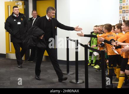 Manchester United Trainer Ole Gunnar Solskjær schüttelt sich die Hände mit jungen Maskottchen Wolverhampton Wanderers gegen Manchester United im Molineux Stadium im Emirates FA Cup 04/01/2020 Stockfoto