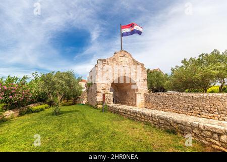 Stadttor mit kroatischer Flagge in Nin Stadt, Zadar Gespanschaft Kroatien, Europa. Stockfoto