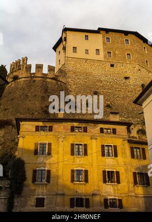 Das historische Schloss Castello di Rovereto aus dem 15.. Jahrhundert blickt auf die Stadt Rovereto im Trentino, Nordostitalien Stockfoto