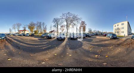 360 Grad Panorama Ansicht von GRODNO, WEISSRUSSLAND - NOVEMBER 2021: Volles nahtloses hdri Panorama 360-Winkel-Ansicht auf Parkplatz mit Autos in der Nähe von Gebäuden Provinzstadt am sonnigen Herbsttag in