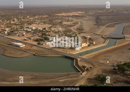 Die Diama-Station ist Teil einer neuen Bewässerungsinfrastruktur, die von MCC im Senegal-Flussdelta errichtet wurde, um den Landwirten bei der Bewässerung ihrer Ackerflächen zu helfen. Stockfoto