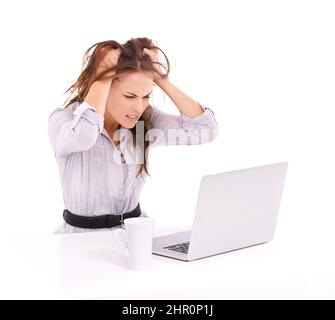 Oh, kein Virus. Frustrierte Geschäftsfrau mit einem Laptop vor sich – isoliert auf Weiß. Stockfoto