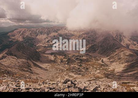 See auf dem Hintergrund der Berge Retezat Mountains Stockfoto