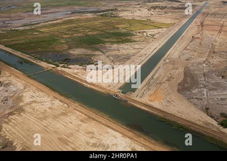 Bewässerungskanäle verlaufen entlang weitläufigen Reisfeldern im Senegal-Flussdelta, im nördlichen Senegal und in Westafrika. Stockfoto