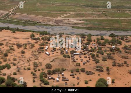 Gemeinden und bewässerte Reisfelder im Delta des Senegal-Flusstals im nördlichen Senegal, Westafrika. Stockfoto