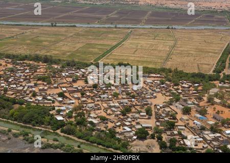 Gemeinden und bewässerte Reisfelder im Delta des Senegal-Flusstals im nördlichen Senegal, Westafrika. Stockfoto