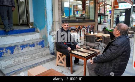 Izmir, Türkei. 21st. Februar 2022. Alltag mit zufälligem Volk aus verschiedenen kulturellen und wirtschaftlichen Ebenen im beliebtesten Stadtteil Izmir in Alsancak in der Türkei. (Foto von Idil Toffolo/Pacific Press) Quelle: Pacific Press Media Production Corp./Alamy Live News Stockfoto