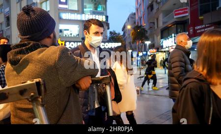 Izmir, Türkei. 21st. Februar 2022. Alltag mit zufälligem Volk aus verschiedenen kulturellen und wirtschaftlichen Ebenen im beliebtesten Stadtteil Izmir in Alsancak in der Türkei. (Foto von Idil Toffolo/Pacific Press) Quelle: Pacific Press Media Production Corp./Alamy Live News Stockfoto