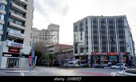 Izmir, Türkei. 21st. Februar 2022. Alltag mit zufälligem Volk aus verschiedenen kulturellen und wirtschaftlichen Ebenen im beliebtesten Stadtteil Izmir in Alsancak in der Türkei. (Foto von Idil Toffolo/Pacific Press) Quelle: Pacific Press Media Production Corp./Alamy Live News Stockfoto