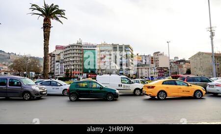 Izmir, Türkei. 21st. Februar 2022. Alltag mit zufälligem Volk aus verschiedenen kulturellen und wirtschaftlichen Ebenen im beliebtesten Stadtteil Izmir in Alsancak in der Türkei. (Foto von Idil Toffolo/Pacific Press) Quelle: Pacific Press Media Production Corp./Alamy Live News Stockfoto