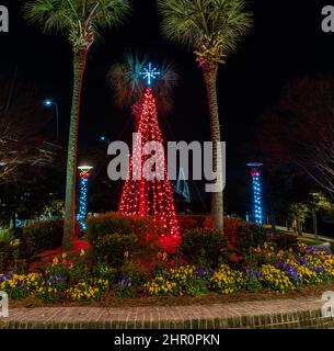 Weihnachtsdekorationen im Mount Pleasant Waterfront Memorial Park, Mount Pleasant, South Carolina, USA Stockfoto