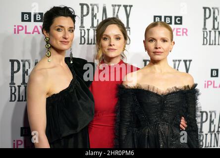 Natasha O'Keeffe (links), Sophie Rundle (Mitte) und Kate Phillips nahmen an der Premiere der sechsten und letzten Serie von Peaky Blinders im Cineworld in Birmingham Teil. Bilddatum: Donnerstag, 24. Februar 2022. Stockfoto