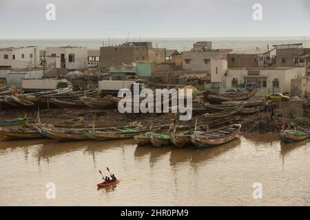 Pirogues docken an der Küste des Senegal River in Saint Louis, Senegal, Westafrika. Stockfoto